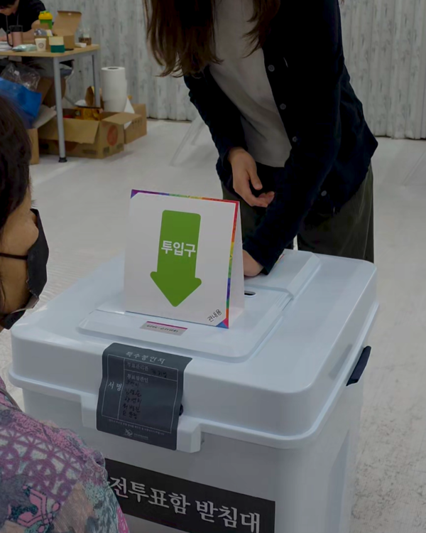 29일 사전투표소를 찾은 유권자가 질서를 지키면서 투표에 참여하고 있다. /이성재 기자 