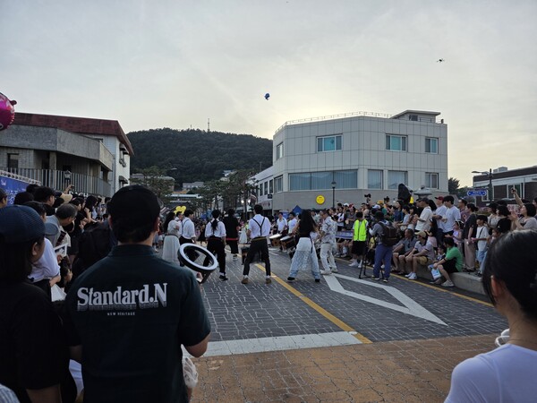 5일 충남 공주 제민천 감영길 일대서 여름 야관관광 콘텐츠인 '2025 공주페스티벌'이 개최됐다. 이번 축제는 여름 테마 '휘란 공주'에 맞춰 다양한 프로그램이 마련됐다.  사진 = 이성재 기자 