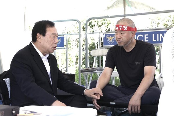 최민호 세종시장이 12일 국회의사당 앞에서 해양수산부의 부산 이전에 반대하며 단식 농성 중인 노조 천막을 방문해 정부에 즉각적인 대화를 촉구했다.