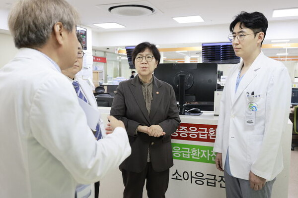 정은경 보건복지부 장관이 충북대병원을 찾은 모습 사진 제공 = 보건복지부 