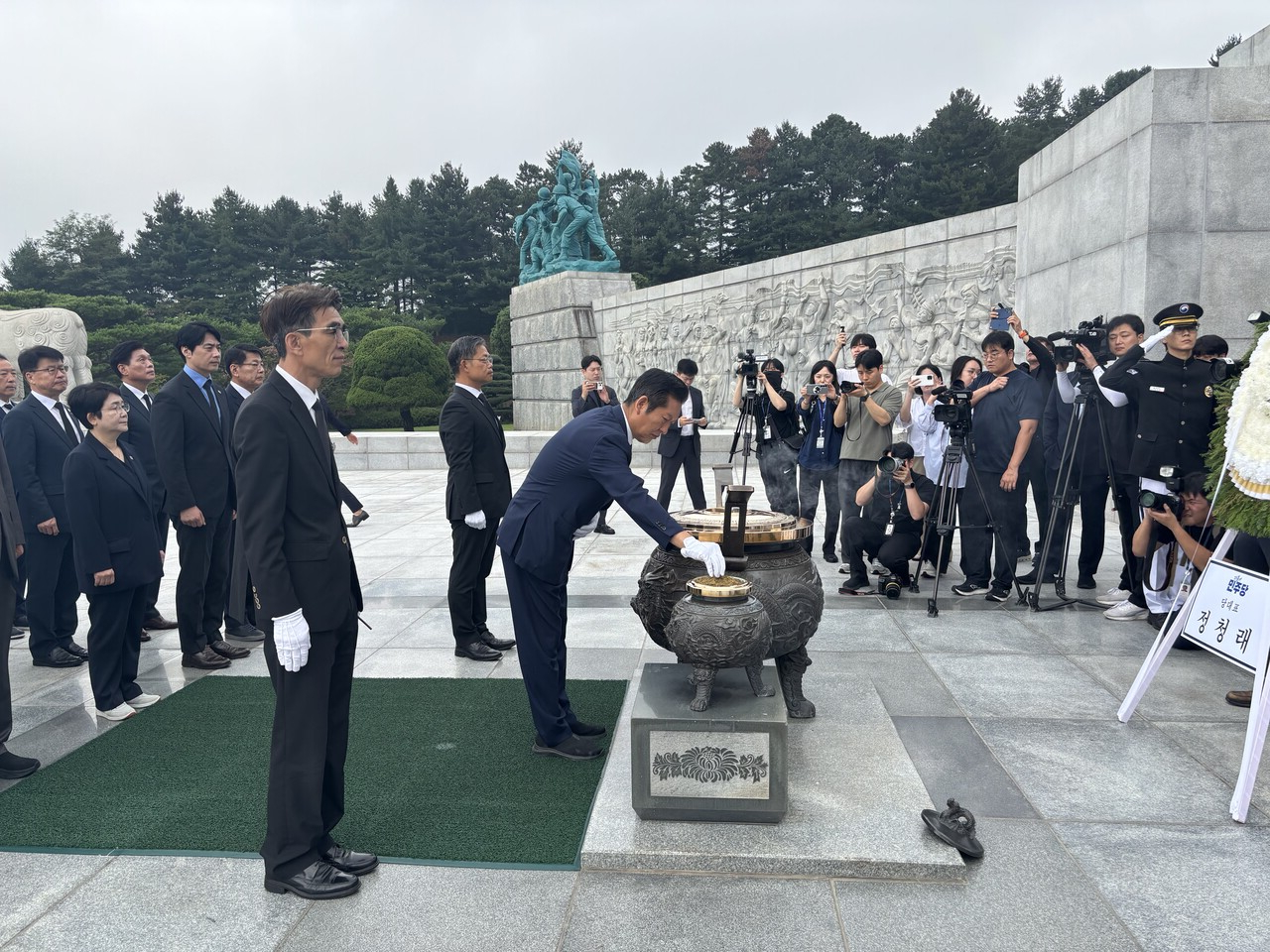 정청래 더불어민주당 대표가 27일 당 간부들과 국립대전현충원을 참배했다. 방명록에는 "평화의 길은 따로 없습니다. 평화가 곧 길입니다. 평화로운 한반도를 만들겠습니다"라고 기록했다. /이성재 기자 