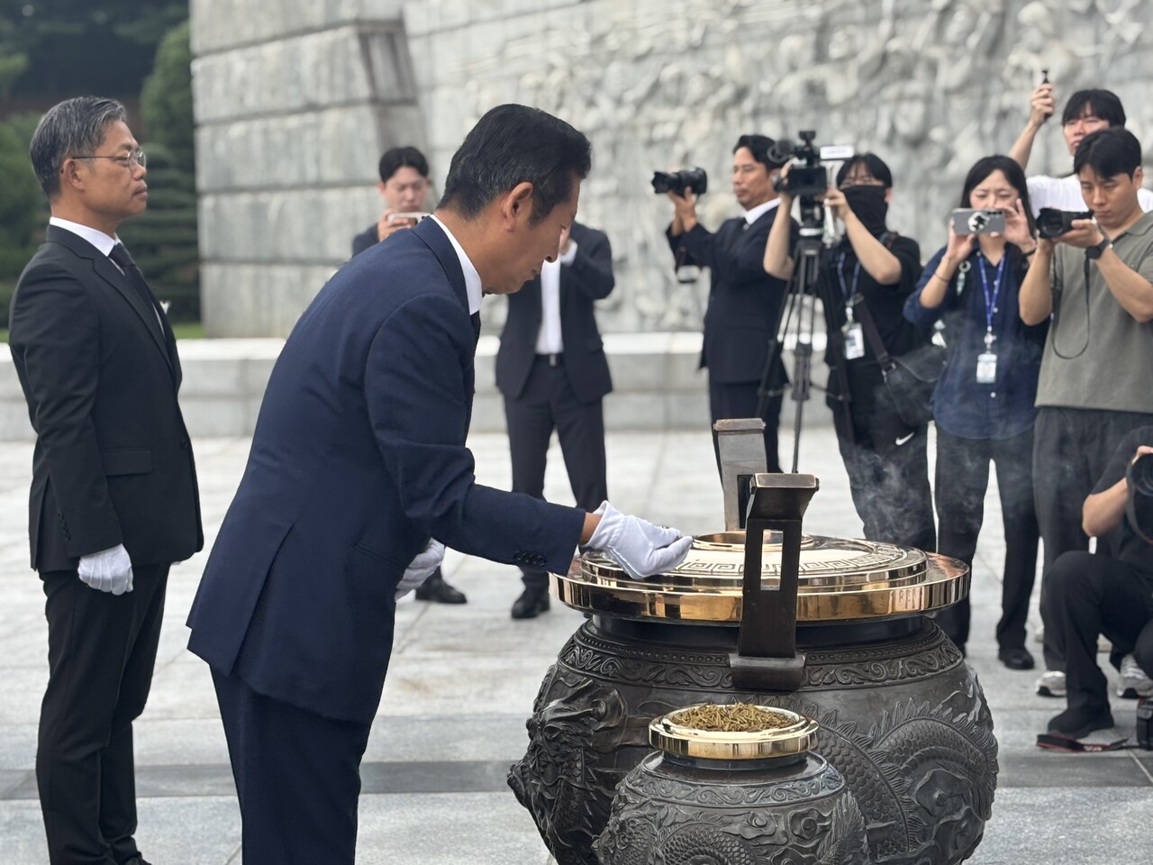 정청래 더불어민주당 대표가 27일 당 간부들과 국립대전현충원을 참배했다. 방명록에는 "평화의 길은 따로 없습니다. 평화가 곧 길입니다. 평화로운 한반도를 만들겠습니다"라고 기록했다. /이성재 기자 