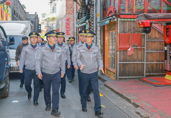 핼러윈 데이를 앞두고 현장 안전관리 상황을 점검하는 모습 사진 제공 = 경찰청 