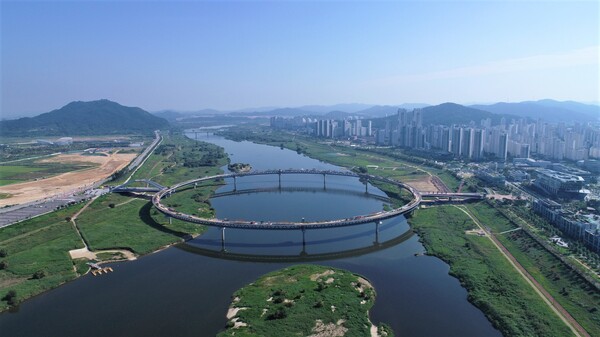 드론으로 촬영한 세종 이응다리 전경